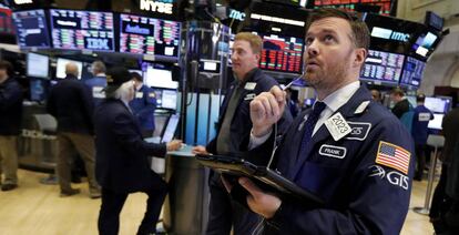 Corredores de bolsa trabajan en la Bolsa de Nueva York (EE UU).