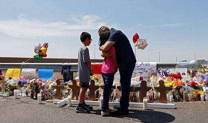 Un hombre abraza a su hija en un memorial por las víctimas en El Paso.