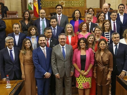 Los 30 diputados que integran el grupo parlamentario del PSOE-A en la Cámara andaluza, con su secretario general, Juan Espadas, en el centro.