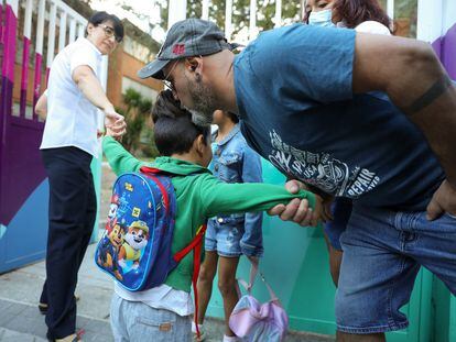 Un padre se despide de su hijo el pasado 7 de septiembre, el primer día del curso de Educación Infantil, en el colegio Hernán Cortés de Madrid.