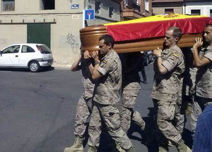 Compa&ntilde;eros de Carlos &Aacute;lvarez llevan a hombros su f&eacute;retro por las calles de Fuensalida (Toledo) el 23 de junio pasado. 