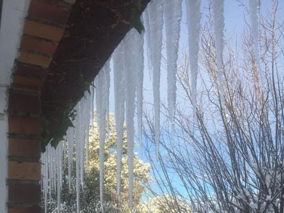 Carámbanos en una casa de Venturada (Madrid), el domingo 10 por la mañana.