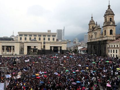 Miles de estudiantes colombianos abarrotan la plaza de Bolívar de Bogotá.