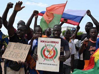 Manifestantes con banderas de Rusia y de Burkina Faso durante una protesta contra la Cedeao en Uagadugú el 4 de octubre de 2022.