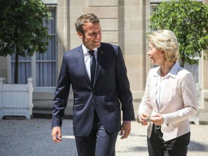 El presidente francés, Emmanuel Macron, recibe a la presidenta electa de la Comisión, Ursula von der Leyen, el 23 de julio en París.