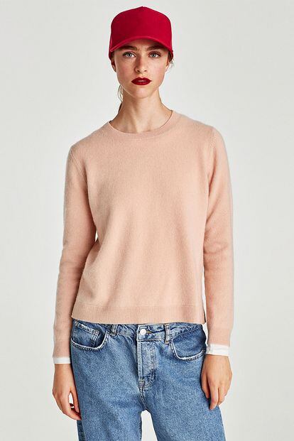 Zara tiene varios modelos interesantes a 79,95 euros. Este, rosa palo, aporta el toque cálido a cualquier look invernal.