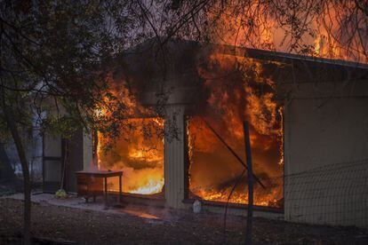 Una casa arde cerca de Casitas Pass Road (California), el 10 de diciembre.
