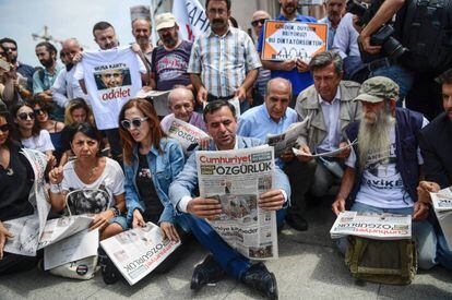 Concentraci&oacute;n en apoyo a los periodistas del diario Cumhuriyet procesados por el r&eacute;gimen turco.