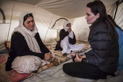 La actriz en Altinozu, un campo de refugiados turco, en febrero de 2015.