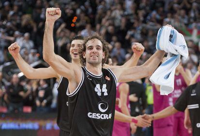 Roger Grimau (delante) y Marko Banic celebran ayer la victoria del Gescrap en Miribilla ante el Baskonia.