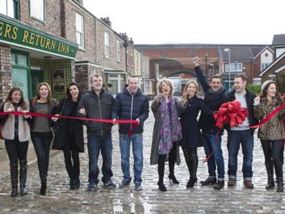 El equipo de Coronation Street  en la inauguraci&oacute;n de su nuevo y resistente decorado.