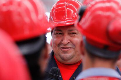 Hugo Chávez, durante la visita a una fábrica de vehículos donde hizo el anuncio sobre su estado de salud.