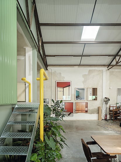 Herramientas de trabajo, muebles rescatados y restaurados, una cocina de un restaurante recientemente cerrado, un banco de una iglesia abandonada y plantas de diferentes tipos y tamaños.