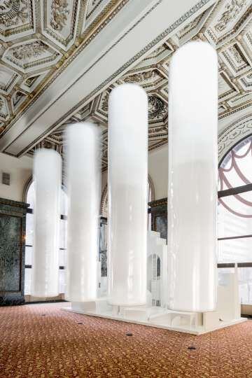 'Columnas flotantes de 5 metros' (2015), de MAIO Architects.