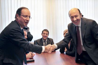 Alfredo Pérez Rubalcaba al comienzo de su reunión de François Hollande.