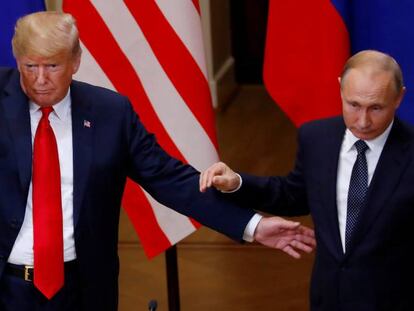 El presidente de EE UU, Donald Trump (izda.) junto a su hom&oacute;logo ruso, Vladimir Putin.