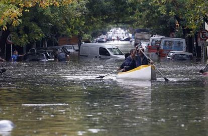 Habitantes de Buenos Aires se desplazan en canoa por las calles, el martes tras las lluvias.