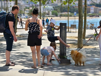 Una familia francesa de Toulouse paseaba ayer por Roses (Girona), donde está pasando unos días de vacaciones.