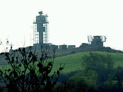 Una torre de vigilancia similar a las dos que han comenzado a desmantelarse.