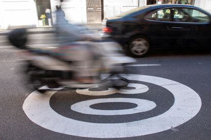 Un vehículo circula por una vía señalizada con la limitación de velocidad a 30 km/h, este martes en Palma.