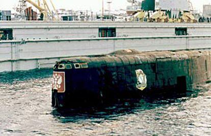 Parte del submarino nuclear emerge en el puerto de la ciudad rusa de Roslyakovo, donde ha sido remolcado.