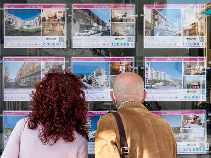 ALICANTE, SPAIN - 2022/03/10: A couple looks for housing offerings for sale and rents at a real estate property agent in Spain. (Photo by Xavi Lopez/SOPA Images/LightRocket via Getty Images)
