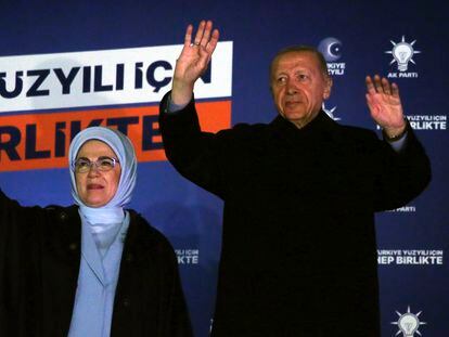 El presidente de Turquía, Recep Tayyip Erdogan, saluda junto a su esposa, Emine Erdogan, a sus seguidores en la madrugada del lunes en Ankara.