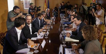 Reunión de los equipos negociadores de Ciudadanos y Partido Popular de este lunes.