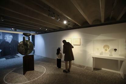 Sala sobre el proceso creativo de Miró en la Fundación Barrié de A Coruña, con la escultura 'Tête de femme' a la izquierda.