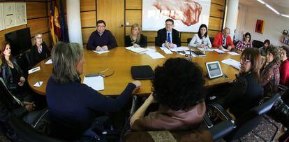 El secretario general del PSPV-PSOE, Ximo Puig, reunido con representantes del mundo del feminismo y la igualdad.