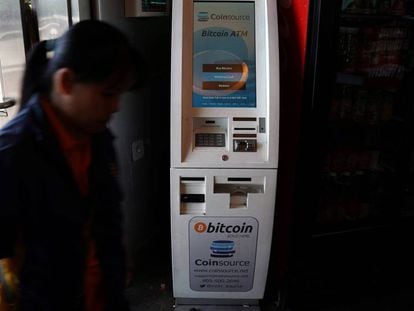 Un cajero que permite la compra de bitcoins, en Nueva York.