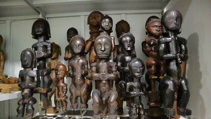 Algunos de los muchos bieris fangs que no están expuestos al público. El Museo Nacional de Antropología cuenta con una de las colecciones de estos guardianes de relicarios más importantes del mundo
