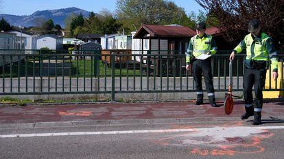 Guardias civiles hacen mediciones en el lugar del atropello en el 'camping' Somo-Parque de Suesa (Cantabria), este miércoles.