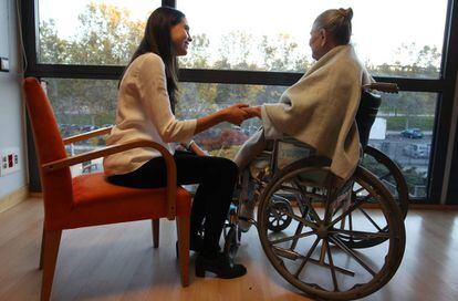 Voluntaria de cuidados paliativos en el Hospital Centro de Cuidados Laguna.