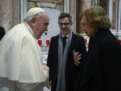 El Papa recibe a la reina emérita, Sofía, y al ministro Félix Bolaños durante los actos por el funeral de Benedicto XVI, este jueves.
