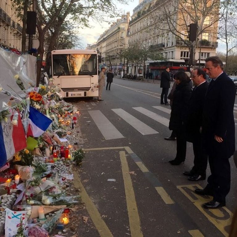 El ex primer ministro británico David Cameron y el entonces presidente francés François Hollande delante de la sala Bataclan, uno de los objetivos de los atentados yihadistas del 13 de noviembre 