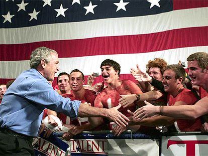 Bush saluda a simpatizantes del Partido Republicano tras un mitin en Springfield, en el Estado de Misuri.