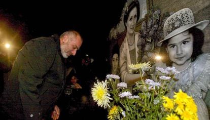 El arquitecto Vitaly Kalóyev visita la tumba de su esposa y sus dos hijos en el cementerio de Vladikavkaz.
