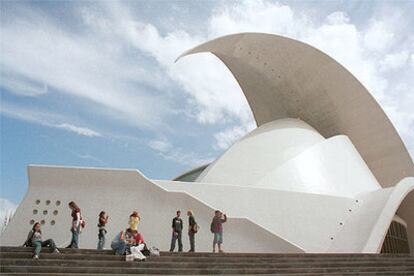 El Auditorio de Tenerife, de Santiago Calatrava, alberga bajo su ala gigantesca dos salas, de 1.716 y 400 butacas. El edificio es sede de la Orquesta Sinfónica de Tererife.