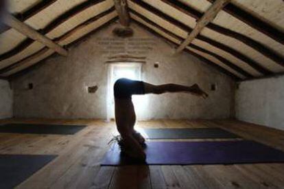 Sesión de yoga de Yoga Evolution Retreats en Oleiros (Portugal).
