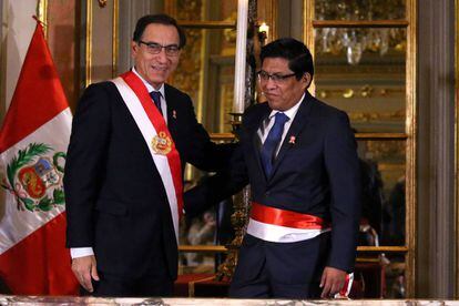 El presidente peruano Martin Vizcarra y el nuevo ministro de Justicia Vicente Zeballos durante la toma de posesión