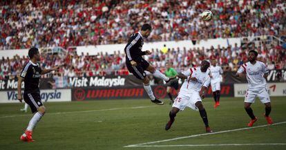 Ronaldo cabecea su primer gol al Sevilla.