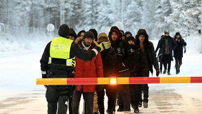 Un grupo de migrantes llegaba el pasado jueves al puesto fronterizo de Salla (Finlandia).