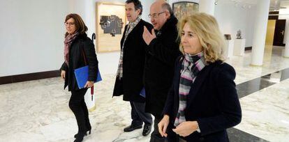Desde la izquierda, los fiscales Idoia Zurriarain, Josu Izaguirre, Juan Calparsoro y Carmen Adán, este lunes en los pasillos del Parlamento. 