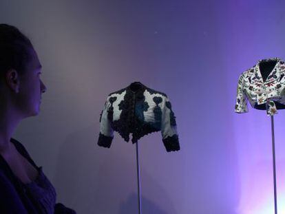 Dos modelos de Balenciaga expuestos en la inauguración del museo de Getaria.