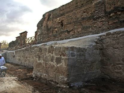 Trabajos para restaurar la muralla medieval del siglo XIII descubierta en Talamanca del Jarama; encima, el muro de La Cartuja (siglos XVII y XVIII)