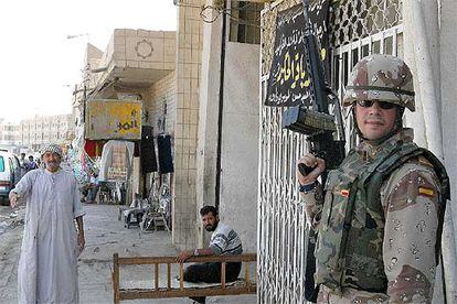 Un soldado español monta guardia en una calle de Al Hillah, en Irak, en septiembre de 2003.