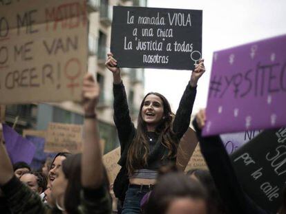 Manifestación estudiantil en Barcelona contra la sentencia del caso de La Manada. En vídeo, el Tribunal Supremo eleva a 18 años la condena a los miembros de La Manada.