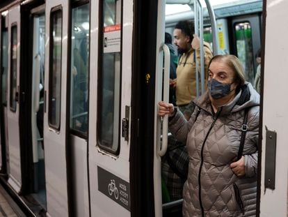 Una usuaria protegida con mascarilla en un vagón del metro de Barcelona, este lunes.