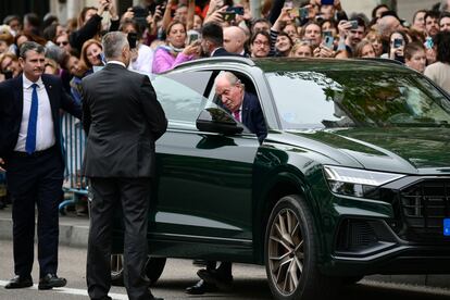 El rey emérito Juan Carlos I bajaba del coche a su llegada este sábado a la iglesia de San Francisco de Borja, en Madrid.